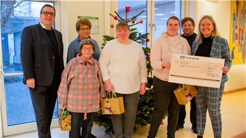 Gründungsmitglied Silke Hube (Dritte von links) und Pastpräsidentin Ulrike Schloen (ganz rechts) vom Inner Wheel Club Nordheide mit Lebenshilfe-Geschäftsführer Volker Wahlers (ganz links). 