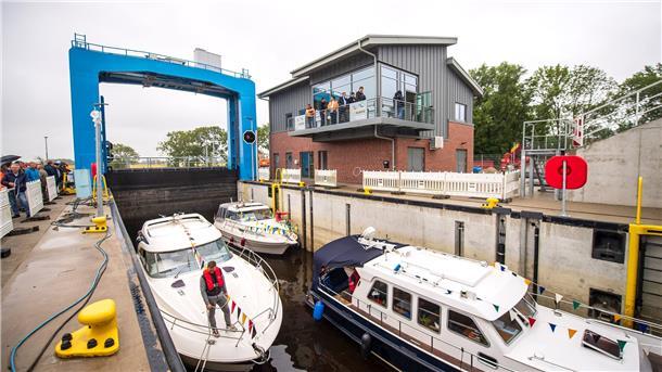 Grünes Licht für die „Butjer“, die „BAO“ und Co.: Die Otterndorfer Boote gehörten zu den ersten Schiffen, die die neue Hadelner Kanalschleuse nach dem „Knöpfchendruck“ durch Niedersachsens Umweltminister Olaf Lies passierten.
