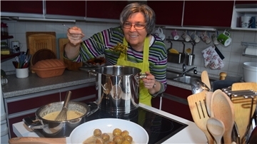 Grünkohl mit Meerrettich-Soße: Susanne Peters demonstriert in ihrer Küche, wie lecker das harmoniert.