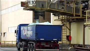 Grünsalz wird bei Kronos Titan in Blexen verladen. Dieser Stoff wird in Deutschlands Kläranlagen dringend benötigt.