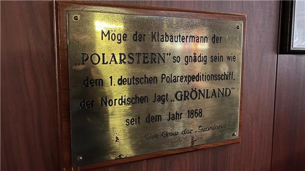 Grüße von der Crew der „Grönland“: Vom einen Schiff aus Bremerhaven zum anderen.