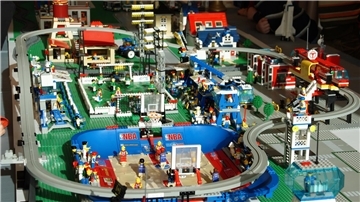 Grüße von der Lego-Baustelle: In der Gemeinde Wurster Nordseeküste haben Kinder nicht nur ein Basketballstadion, sondern gleich eine ganze Stadt gebaut.