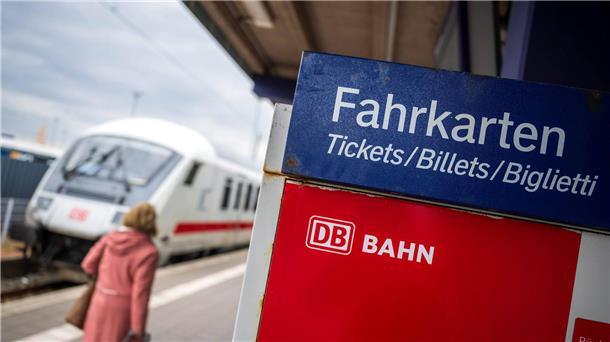 Grundsätzlich soll das 49-Euro-Ticket in drei Versionen angeboten werden: als Handyticket, als Chipkarte und vorübergehend auch als Papierfahrkarte.