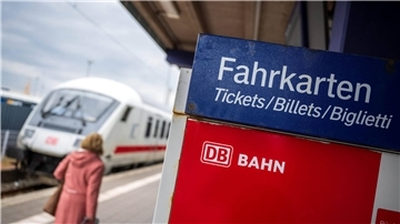 Grundsätzlich soll das 49-Euro-Ticket in drei Versionen angeboten werden: als Handyticket, als Chipkarte und vorübergehend auch als Papierfahrkarte.