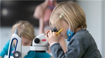 Grundschüler arbeiten an Mikroskopen. Schon von der Kita und Grundschule an sollen Kinder für MINT-Fächer begeistert werden. Die Oberschule Langen wurde als „Digitale Schule“ ausgezeichnet.