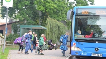 Grundschüler steigen im Zevener Ortsteil Wistedt in den Bus. Um zur Haltestelle zu gelangen, müssen sie über eine viel befahrene Landesstraße.