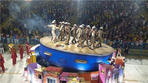 Gruppen treten beim Karneval in Rio im Sambadrom auf.