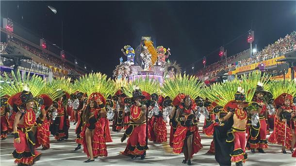 Gruppen treten beim Karneval in Rio im Sambadrom auf.