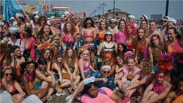 Tausende Menschen feiern Meerjungfrauen-Parade in New York Gruppenbild auf der Promenade von Coney Island.