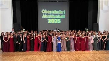 Gruppenbild mit den erfolgreichen Absolventen: Die jungen Leute der Oberschule 1 feierten am Freitag in der Stadthalle Friedeburg ihren Abschlussball.