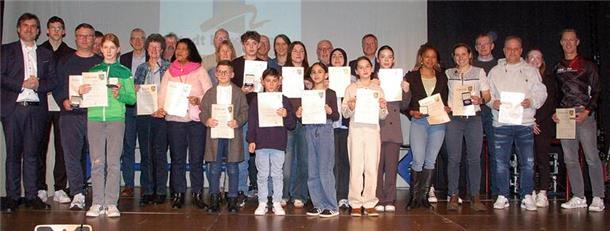 Gruppe von Menschen mit Urkunden