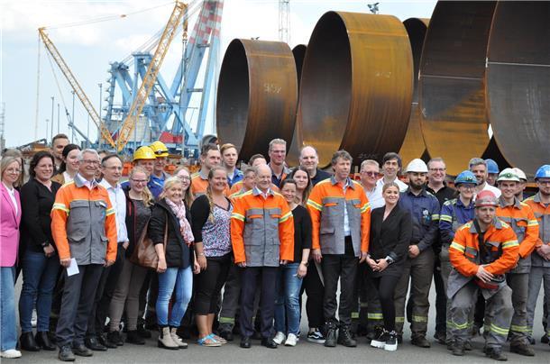 Gruppenbild mit Kanzler. Die Steelwind-Belegschaft nahm am Freitag Olaf Scholz für ein Erinnerungsfoto in ihre Mitte.