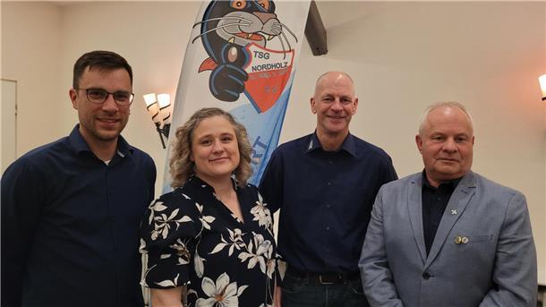 Gruppenbild neuer Vorstand der TSG Nordholz – von links: Michael Fernandes Lomba (neugewählt zum 2. stellv. Vors.), Tanja Wermann (Kassenwartin), Cord Rettig (1. stellv. Vors.) und Frank Bretschneider (wiedergewählter 1. Vors.)