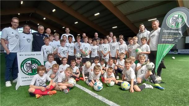 Gruppenfoto aller Teilnehmer mit Werder Legende Wynton Rufer beim Kiwi-Camp in Dorum.