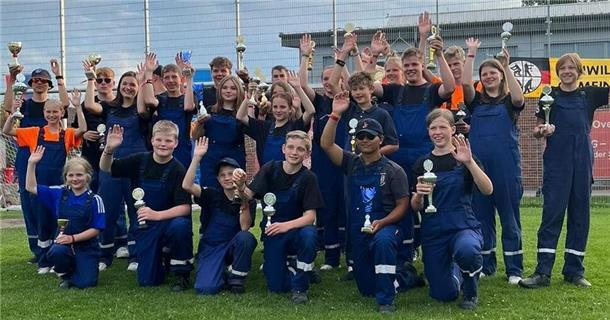 Gruppenfoto auf dem Sportplatz