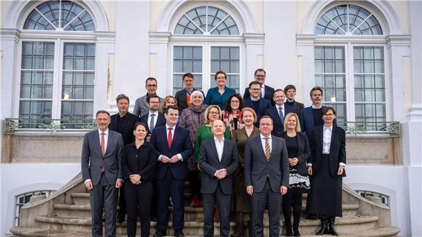 Gruppenfoto vor Schloss Meseberg: Kanzler Olaf Scholz und das Bundeskabinett.