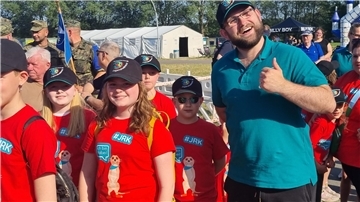 Gruppenleiter Adrian Schrödter strahlt mit den JRK-Kids und der Sonne um die Wette.