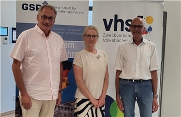 GSP-Sektionsleiter Werner Hinrichs (von links) mit Anne Cordes von der VHS Zeven und dem Referenten, Brigadegeneral a.D. Reiner Schwalb.
