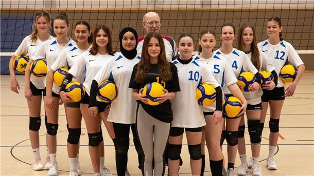 GTV-Trainer Uwe Bielawksi mit seinen erfolgreichen U18-Volleyballerinnen.