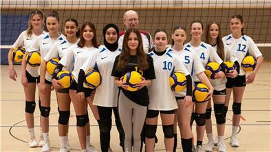 GTV-Trainer Uwe Bielawksi mit seinen erfolgreichen U18-Volleyballerinnen.