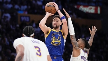 Guard Klay Thompson (M) wirft im Duell gegen sein zukünftiges Franchise auf den Korb.
