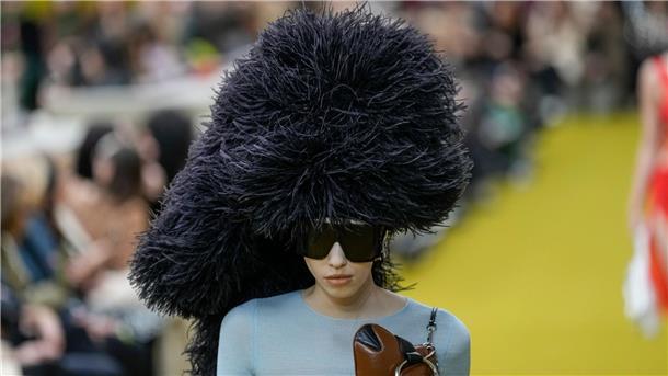 Gucci glänzt mit einer Kreation aus der Herbst-Winter-Kollektion 2023-24 in Mailand.