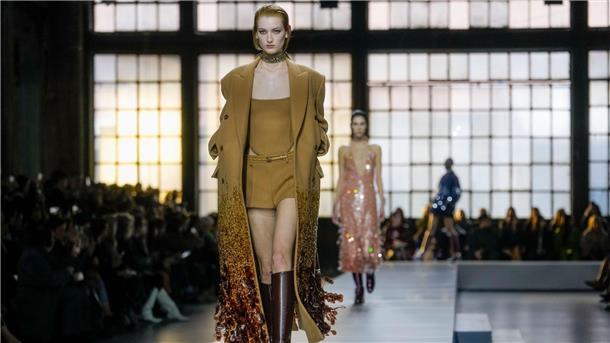 Gucci setzt auf strenge militärisch anmutende Mäntel oder Röcke.