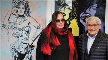 Gudrun Hauenstein-Neset und Hermann Eskorbier-Modersitzky freuen sich über die Ausstellung in der Galerie Hermy M.
