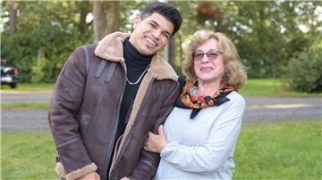 Der ehemalige unbegleitete Flüchtling Ali Reza Teimori mit seiner Pflegemutter Gudrun Iqbal in Hollen-Heise. 