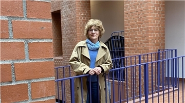 Eine Frau steht an einem Geländer in der Hochschule Bremerhaven.