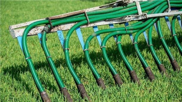 Staudte sieht positiven Trend bei Belastungen durch Düngung Gülle als organisches Düngemittel von einem Traktor mit Schleppschlauchverteiler ausgebracht.