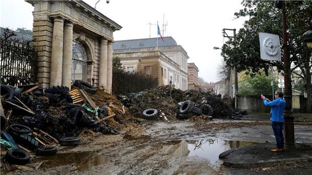 Landwirte in Frankreich setzen Blockade rund um Paris fort Gülle, Mist und Reifen: Landwirte haben vor dem Eingang des örtlichen Verwaltungsgebäudes in Agen reichlich abgeladen.