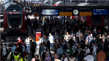 Zahlreiche Menschen kommen mit einem Regionalzug am Münchener Hauptbahnhof an. 