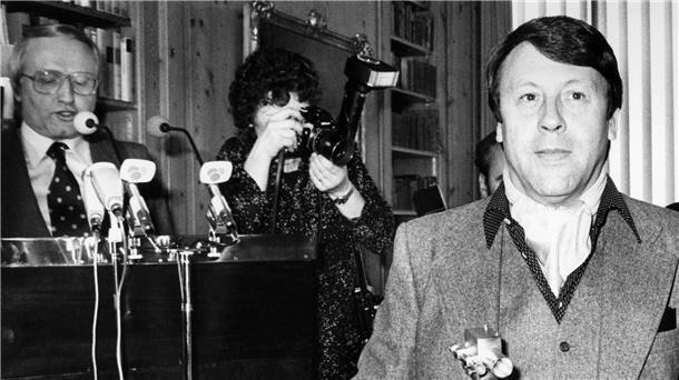 Schauspieler Günter Lamprecht gestorben Günter Lamprecht (r) mit der Goldenen Kamera für seine Rolle in dem Fernsehfilm „Rückfälle“ (1978).