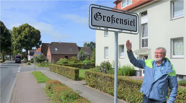 Günter Mehrtens vom Club Weserstrand ist froh, dass die Stadtverwaltung drei neue Hinweisschilder mit dem Aufdruck "Großensiel" aufgestellt hat.