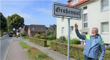 Günter Mehrtens vom Club Weserstrand ist froh, dass die Stadtverwaltung drei neue Hinweisschilder mit dem Aufdruck "Großensiel" aufgestellt hat.