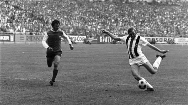 Günter Netzer (rechts) erzielt aus vollem Lauf das 2:1 für Mönchengladbach gegen den 1. FC Köln in der Verlängerung des DFB-Fußballpokalfinals.