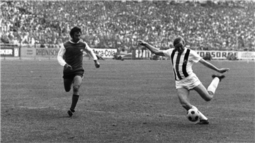 Günter Netzer (rechts) erzielt aus vollem Lauf das 2:1 für Mönchengladbach gegen den 1. FC Köln in der Verlängerung des DFB-Fußballpokalfinals.