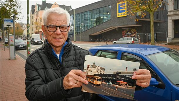 Günter Strohauer einst und heute: Am 30. Juli 1982 wagte sich der damalige Marktleiter des Kistner Haus&Hobby-Marktes doch glatt auf die Schienen mitten auf der Hafenstraße, um die letzte Fahrt der Straßenbahnlinie 2 zu stoppen - für ein Erinnerungsfoto. 38 Jahre später zeigt er das bisher nie veröffentlichte Bild voll Freude vor. „Kistner - das war mein Leben“, sagt der nun 78-Jährige.