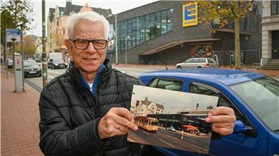 Günter Strohauer einst und heute: Am 30. Juli 1982 wagte sich der damalige Marktleiter des Kistner Haus&Hobby-Marktes doch glatt auf die Schienen mitten auf der Hafenstraße, um die letzte Fahrt der Straßenbahnlinie 2 zu stoppen - für ein Erinnerungsfoto. 38 Jahre später zeigt er das bisher nie veröffentlichte Bild voll Freude vor. „Kistner - das war mein Leben“, sagt der nun 78-Jährige.