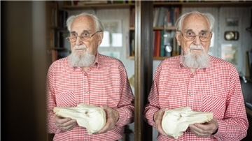 Günther Behrmann mit dem Schädel eines Schweinswals, der vor rund 20 Jahren präpariert wurde.