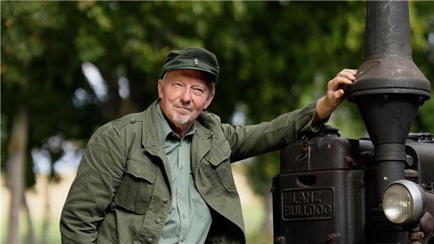 Günther, der Treckerfahrer, das Alter Ego von Humorist Dietmar Wischmeyer, mag am liebsten viel Gegend. Wegen Corona kann er nicht nach Bremerhaven kommen.