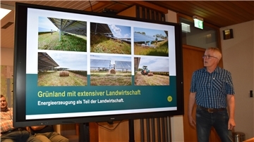 Guido Brüggemann von der Firma Wattmanufactur erläuterte dem Ausschuss das Agri-PV-Solarpark-Vorhaben Rodenkircherfeld.