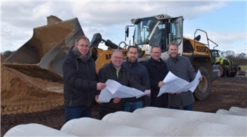  Guido Dieckmann, Lars Wallentowitz, Thorsten Steinber, Carl Gerken und (v.r.) inspizieren die Erdarbeiten auf dem neuen Baugrundstück in Lunestedt.