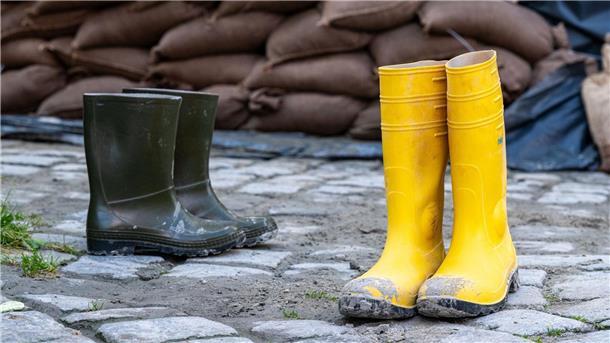 Hochwasserlage in Bayern vor dem Ende Gummistiefel stehen in der Altstadt vor Sandsäcken. Der Hochwassernachrichtendienst geht von einem baldigen Ende der Hochwasserlage in Bayern aus.