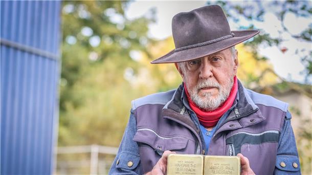 Ein Leben mit „Stolpersteinen“: Gunter Demnig wird 75 Gunter Demnig arbeitet in seiner Werkstatt an „Stolpersteinen“. Der Initiator des Projektes zur Erinnerung an Opfer des Nationalsozialismus wird am Donnerstag 75 Jahre alt.