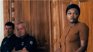 Guslagie Malanda als Laurence Coly im Drama „Saint Omer“.