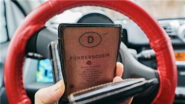 Solche Führerscheine aus Papier verlieren stufenweise ihre Gültigkeit. Auch einige im Scheckkartenformat sind betroffen. Bis zum 19. Januar 2023 müssen die Jahrgänge 1959 bis 1964 ihre Führerscheine umgetauscht haben. 