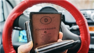 Solche Führerscheine aus Papier verlieren stufenweise ihre Gültigkeit. Auch einige im Scheckkartenformat sind betroffen. Bis zum 19. Januar 2023 müssen die Jahrgänge 1959 bis 1964 ihre Führerscheine umgetauscht haben. 