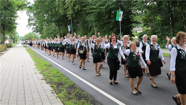 Gut gelaunt marschierten die Umzugteilnehmer (hier die Elmer Schützendamen) auf knapp zwei Kilometern vom Elmer Dorfmittelpunkt zum Festplatz „Hohe Heide“. Fotos: Schomaker